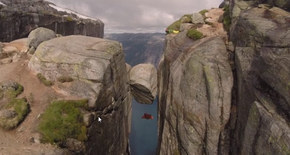 Saut dans un « couloir » et une « fenêtre » en wing suit!