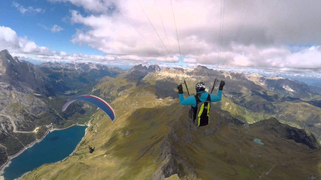 « Beauty of paragliding », vol gracieux avec une caméra suiveuse