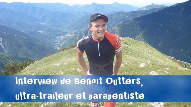Benoit Outters, vainqueur d&rsquo;un trail, redescend en parapente
