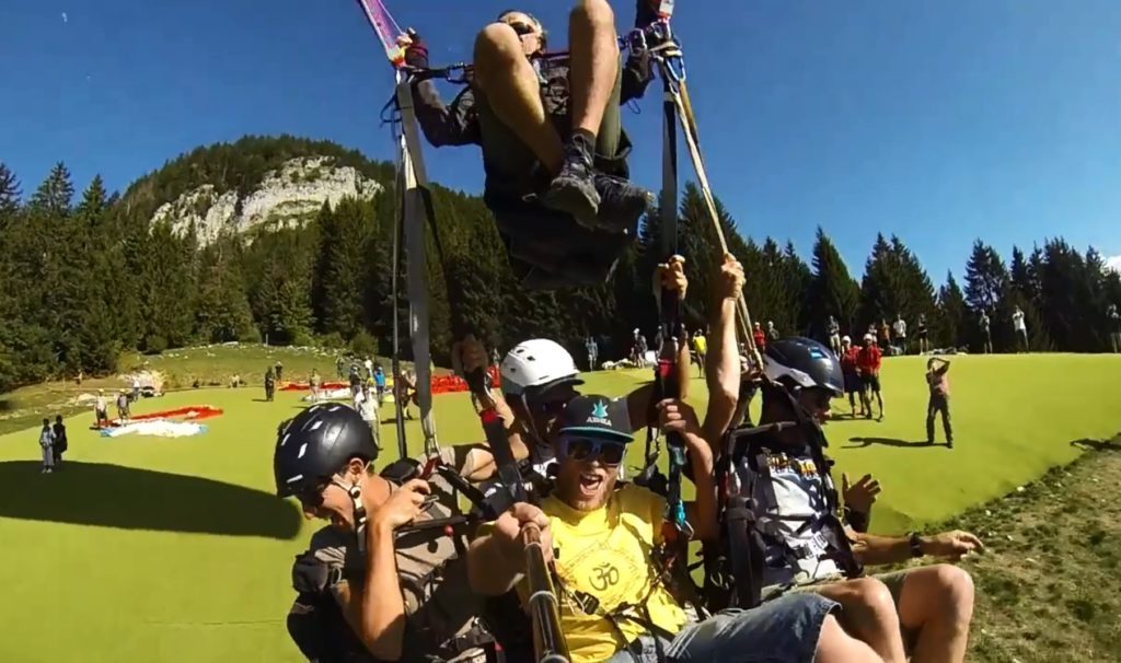 7 personnes sous le parapente « Big Boogie » de Paul Amiell (105 m²)