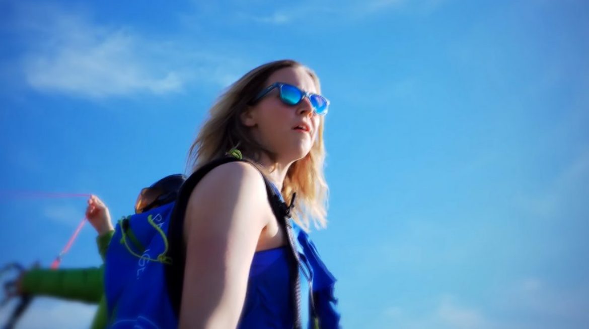 Cécile s&rsquo;est prêtée au jeu de « la blonde » qui fait un baptême parapente