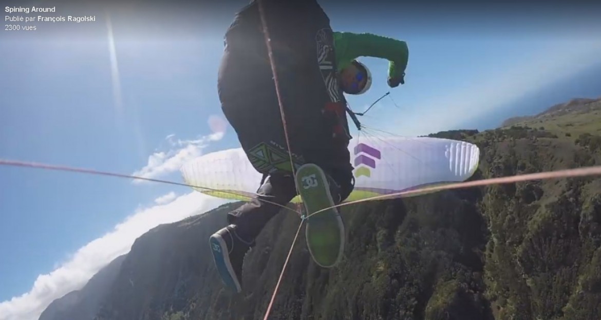 Francois Ragolski filme ses acrobaties en contre plongée