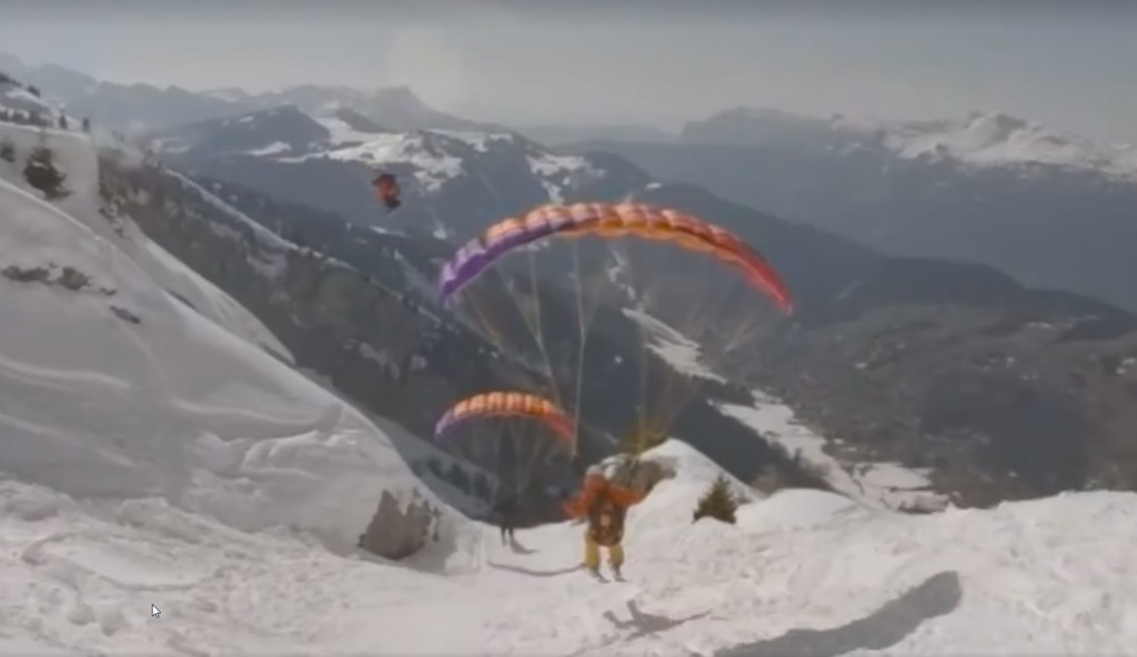 Passage de Candide Thovex au dessus d&rsquo;ailes de speed-riding?