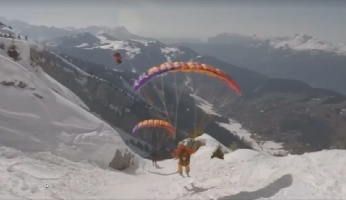 Passage de Candide Thovex au dessus d&rsquo;ailes de speed-riding?