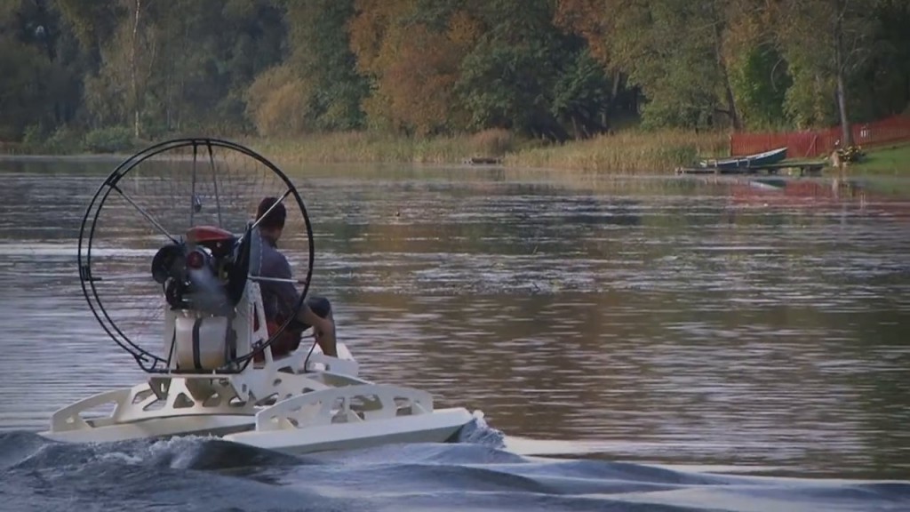 Canot propulsé avec un système de paramoteur