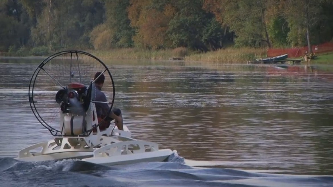 Canot propulsé avec un système de paramoteur