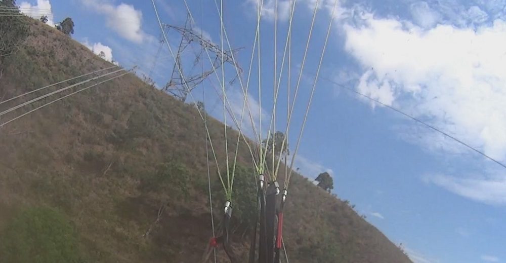 Carlos passe au milieu d&rsquo;une ligne à haute tension en parapente