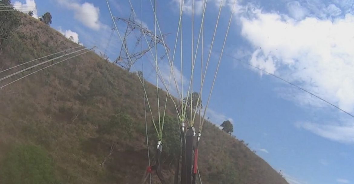 Carlos passe au milieu d&rsquo;une ligne à haute tension en parapente