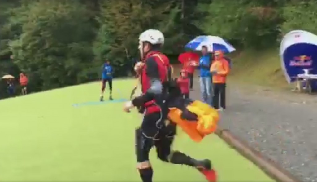 Red Bull Elements : Chrigel Maurer déplie son parapente et décolle en 1 mn