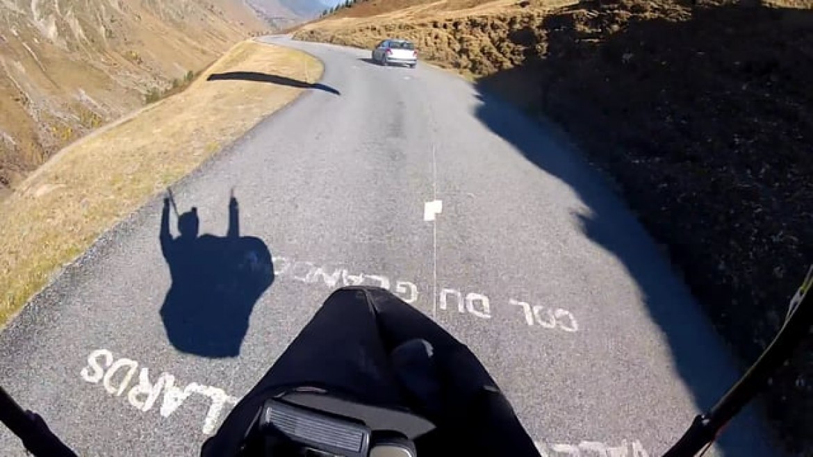 Col du Glandon : Damien descend la route… en parapente