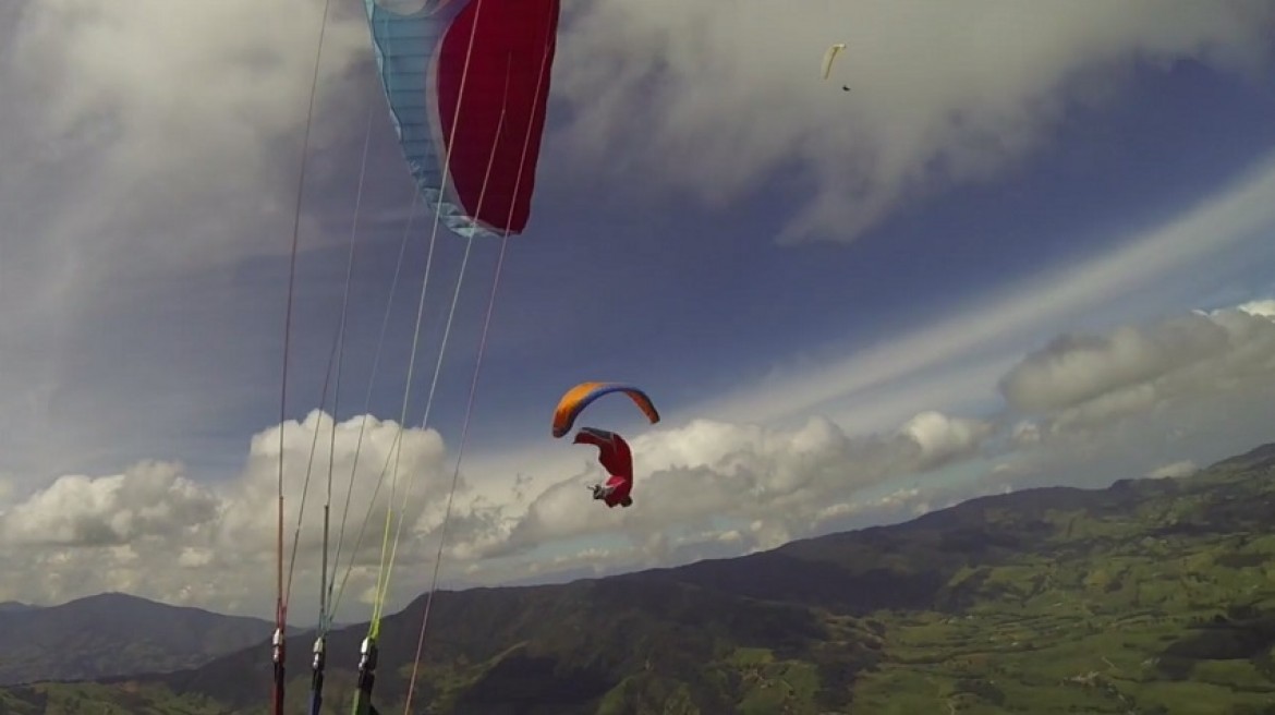 Défaut de priorité en vol thermique : collision entre 2 parapentes