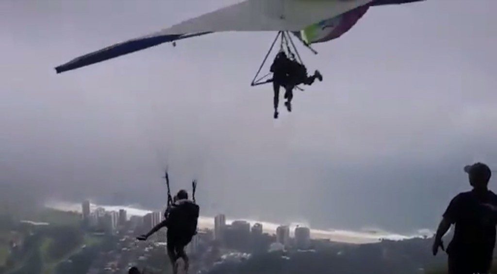 Collision entre un deltaplane et un parapente au décollage