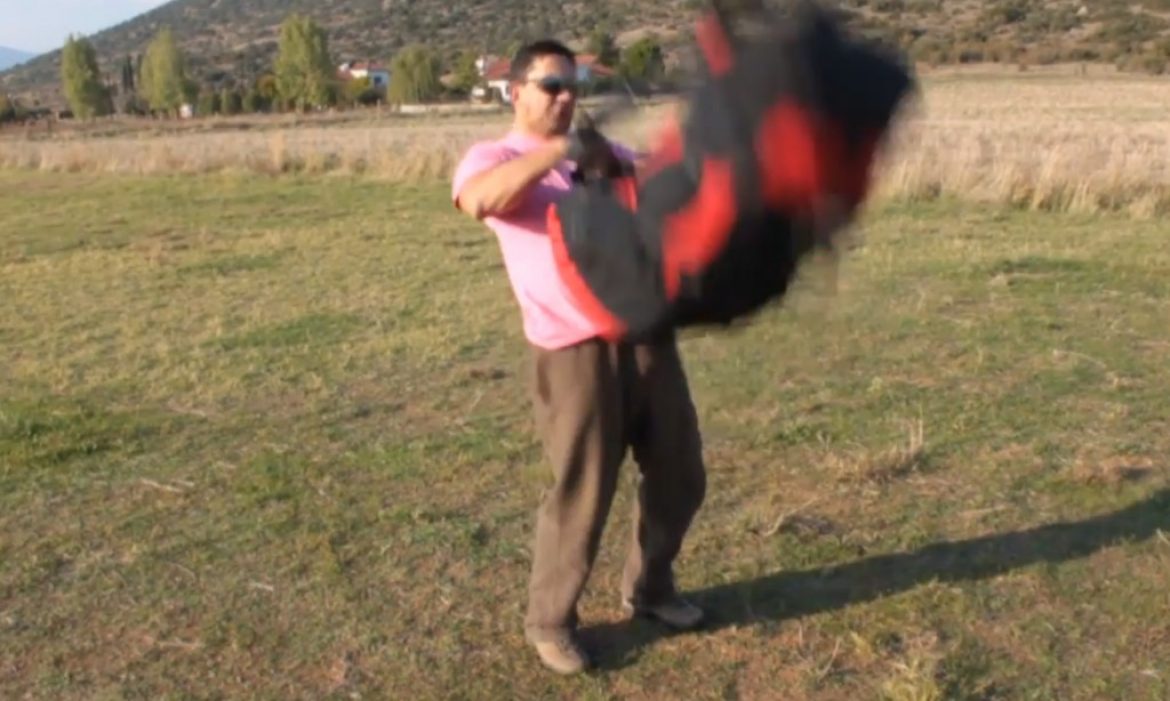Comment charger son sac parapente sur le dos d&rsquo;un coup de genou!