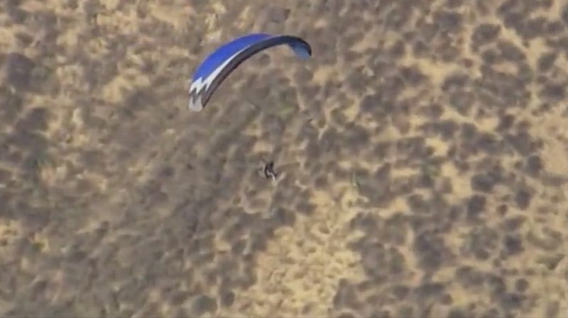 Un hélicoptère de la police prend en chasse un paramoteur