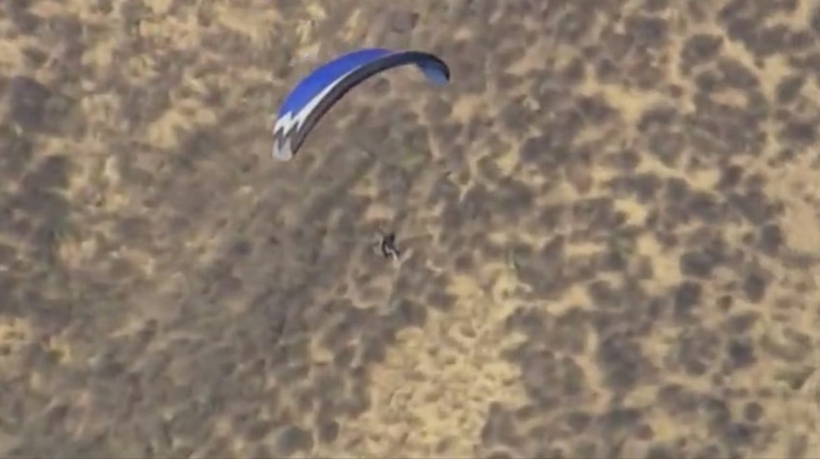 Un hélicoptère de la police prend en chasse un paramoteur