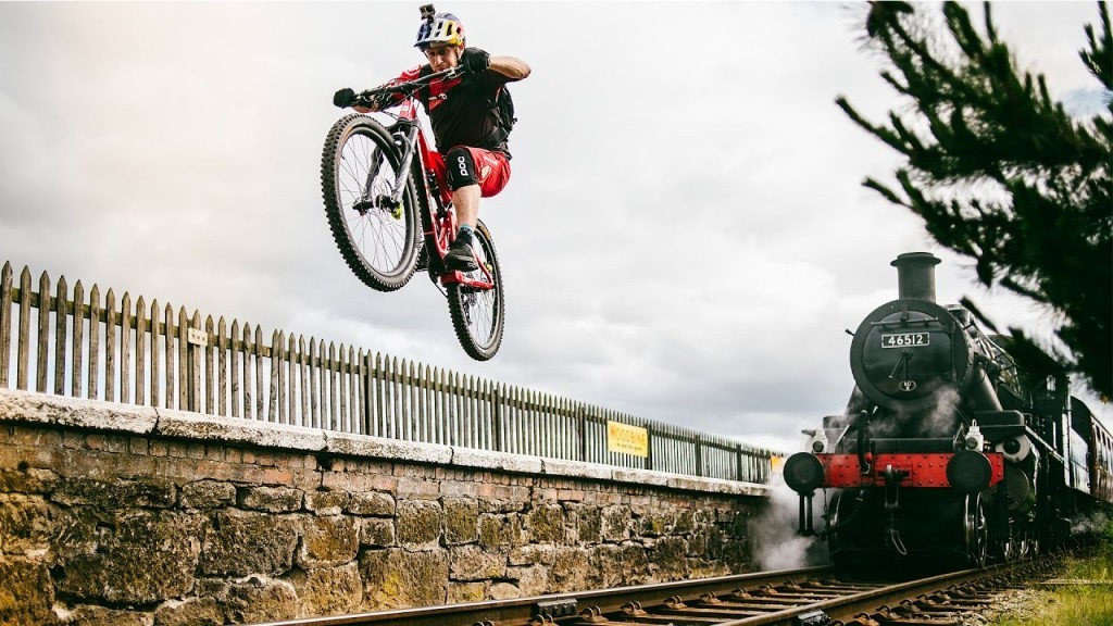 Danny MacAskill, le biker légendaire s&rsquo;amuse en campagne écossaise