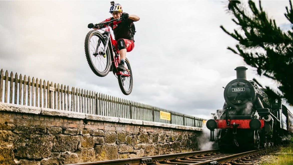 Danny MacAskill, le biker légendaire s&rsquo;amuse en campagne écossaise
