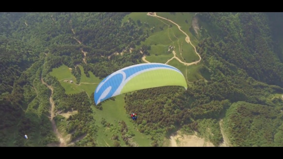 De belles images de vols en parapente au dessus du lac d&rsquo;Annecy