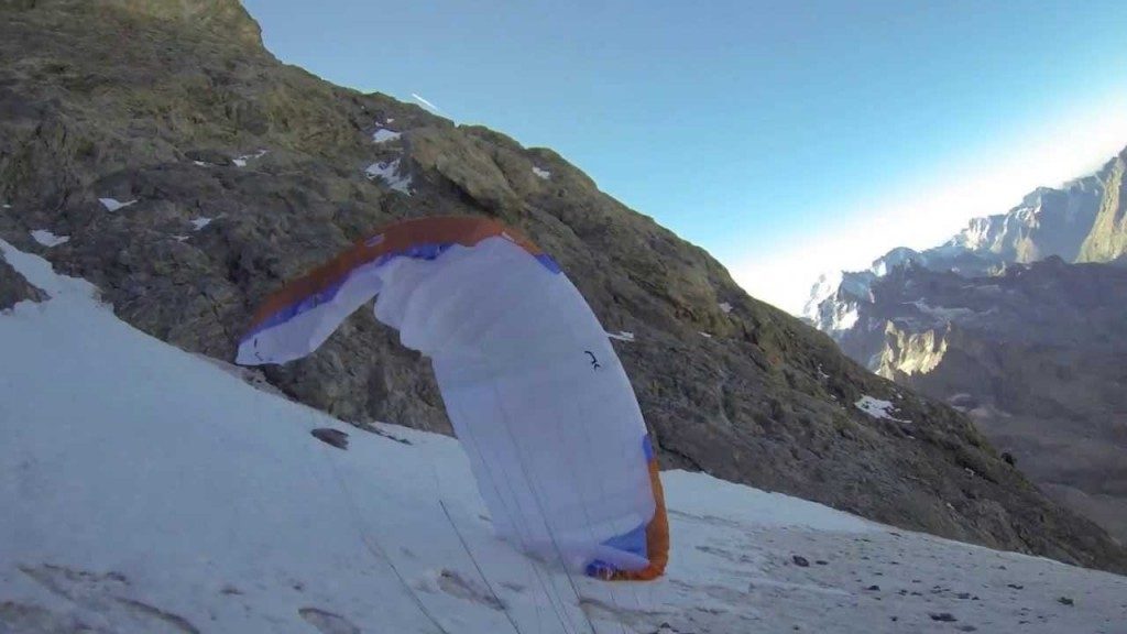 Décollage de Julien Irilli de la brèche du Glacier carré de la Meije
