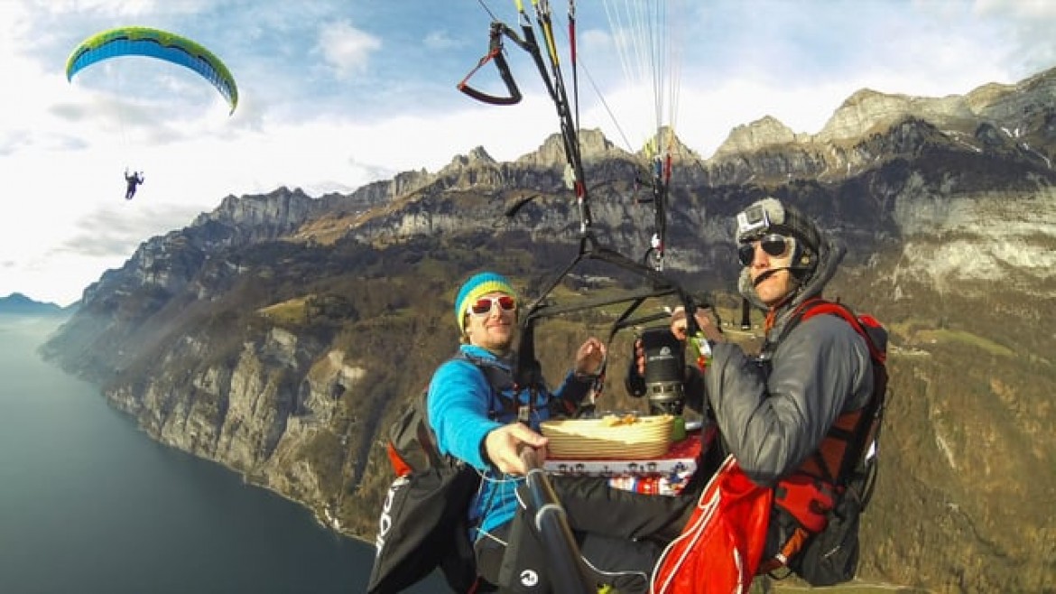 Dégustation d&rsquo;une fondue savoyarde durant un vol biplace