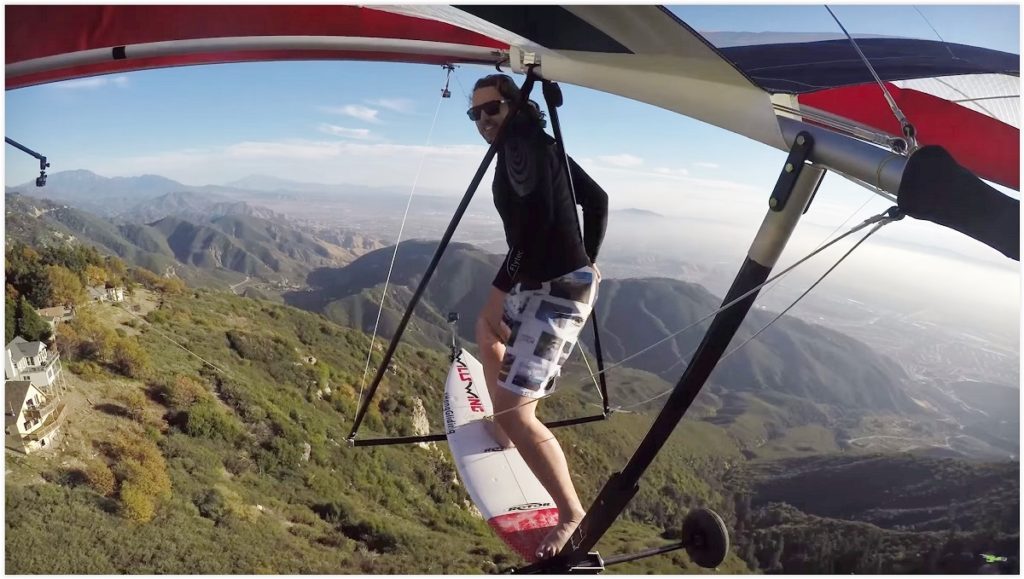 Wolfgang pilote un deltaplane avec une planche de surf
