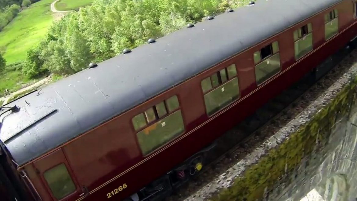 Des paramotoristes se posent sur un train en marche en Ecosse