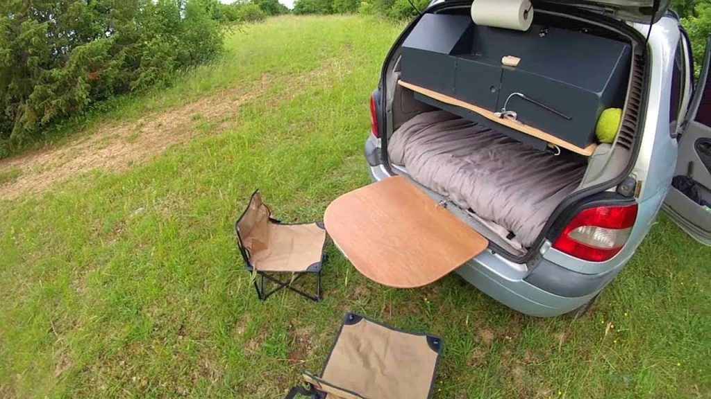 Dom, parapentiste, aménage son Scénic en mini camping-car !