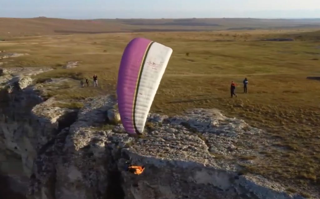 Décollage parapente depuis une falaise, attention danger !