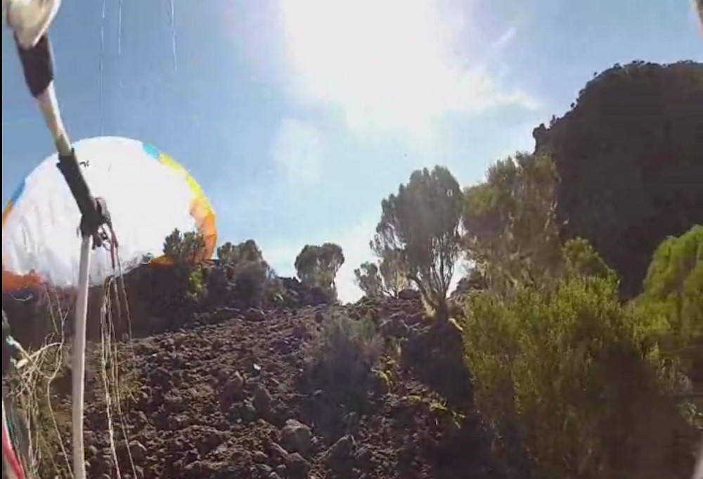 Décollage parapente très étroit au Piton des Neiges (La Réunion)