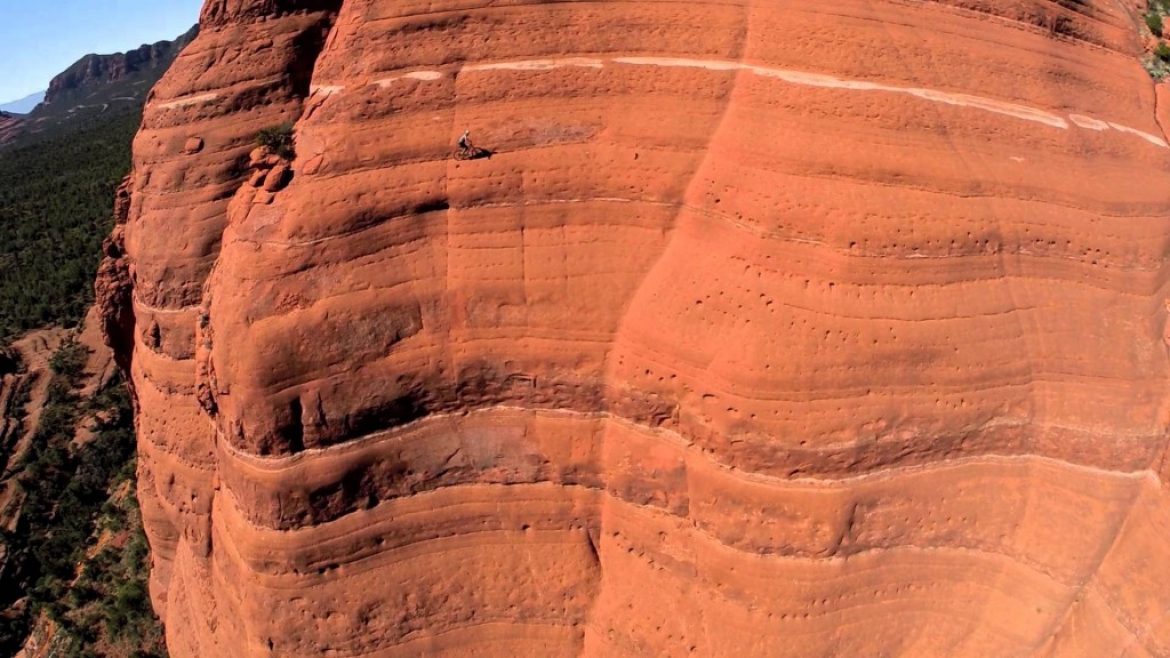 En VTT sur une paroi verticale d&rsquo;un canyon en Arizona