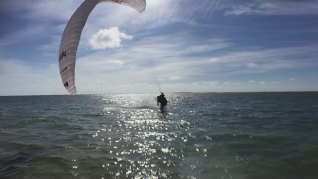 Joli flare twisté de Tim Alongi au dessus de la surface de la mer