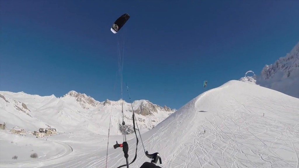 « Fly over the powder », des snowkiters volants