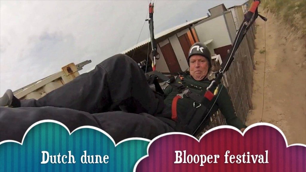 Gadins parapente bidonnants sur les dunes néerlandaises ***