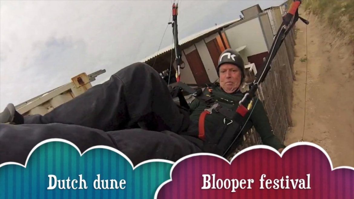 Gadins parapente bidonnants sur les dunes néerlandaises ***