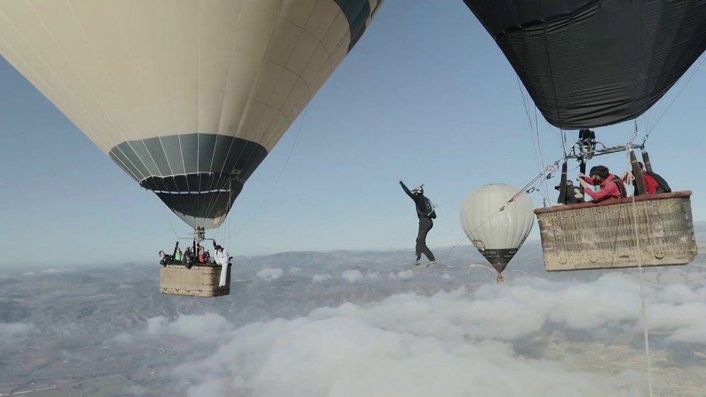 Highline sur une ligne tendue entre 2 ballons