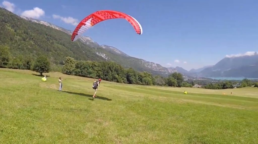 La grande facilité des voiles mono-surface en initiation parapente