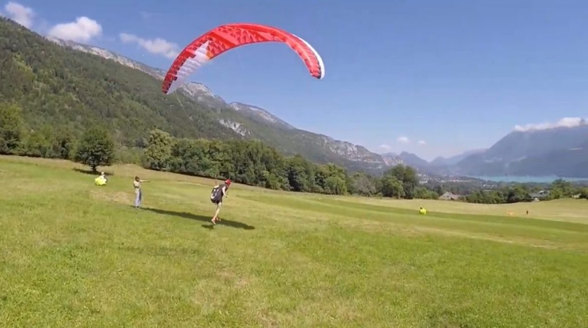 La grande facilité des voiles mono-surface en initiation parapente