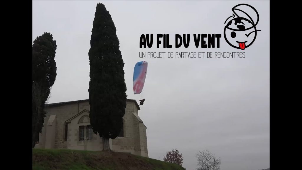Jason décolle en parapente du toit de l&rsquo;église de son village !