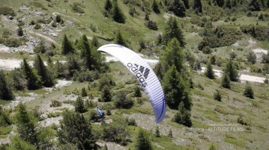 Jean Baptiste CHANDELIER au dessus de CEILLAC (ALTITUDE FILMS)