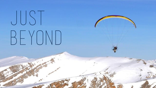 « Just beyond », les Pyrénées orientales en paramoteur