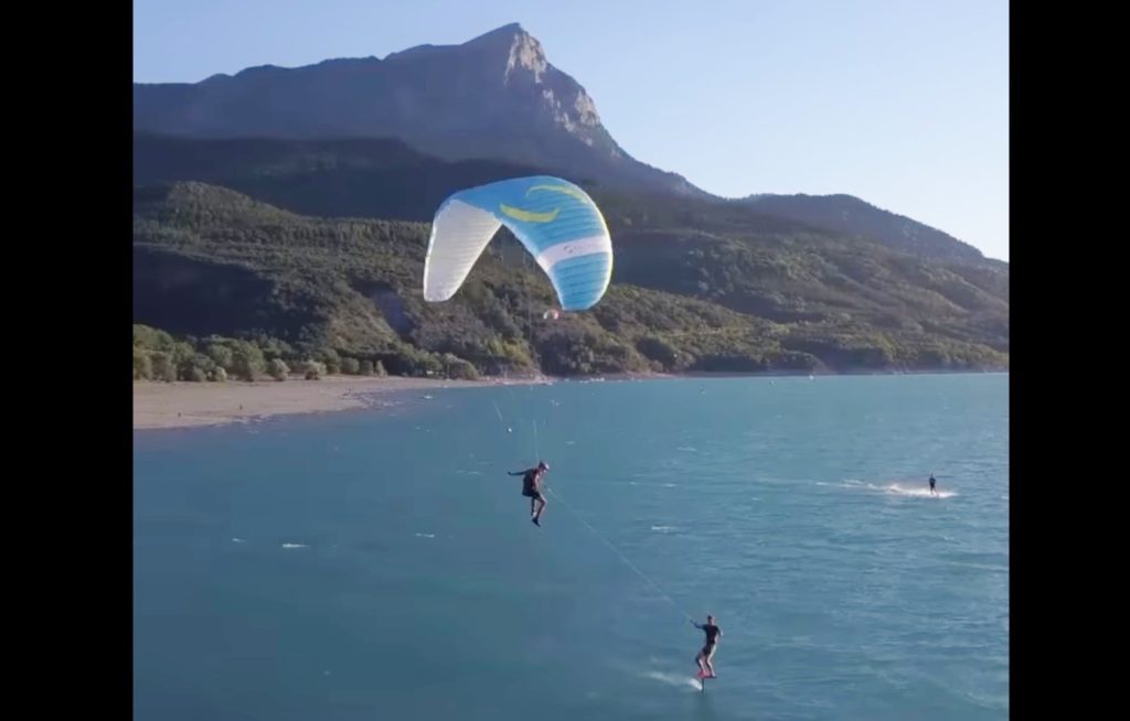 Rody kite avec une voile très spéciale : un parapente piloté par Lolo !