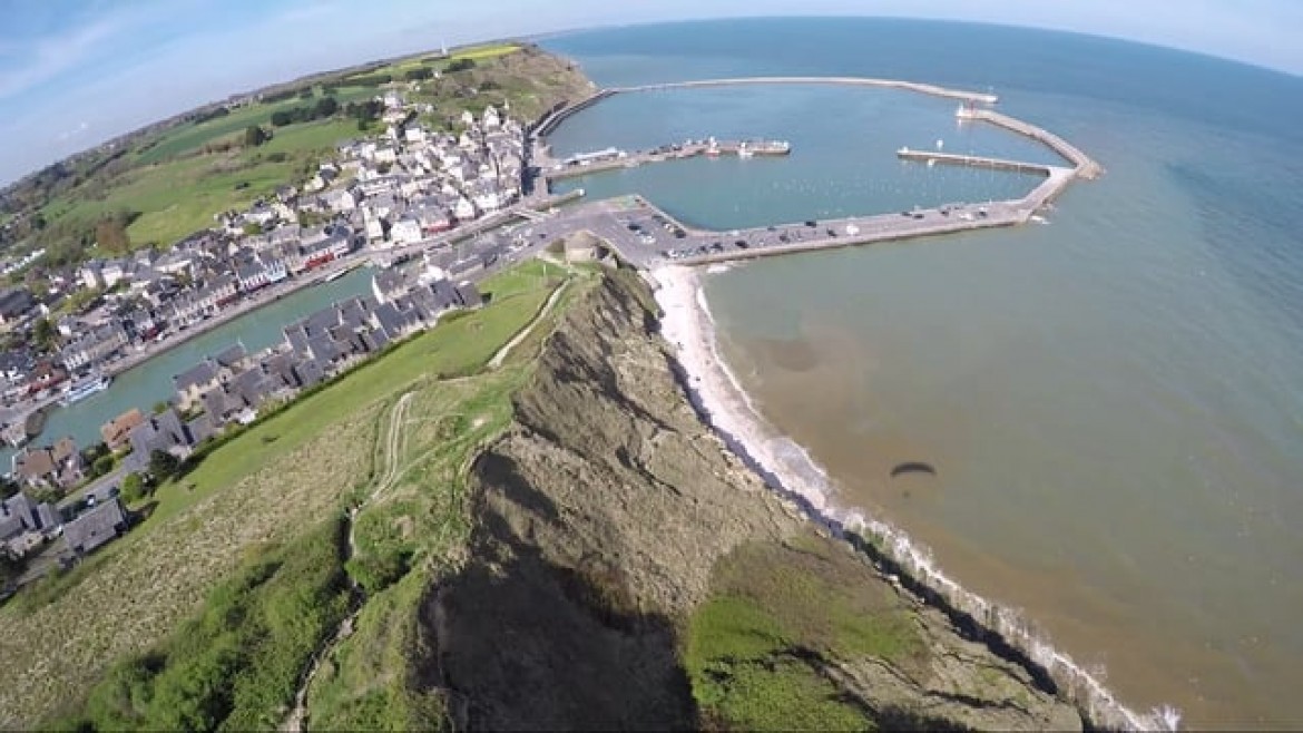 La côte normande vue du ciel en parapente avec Olivier