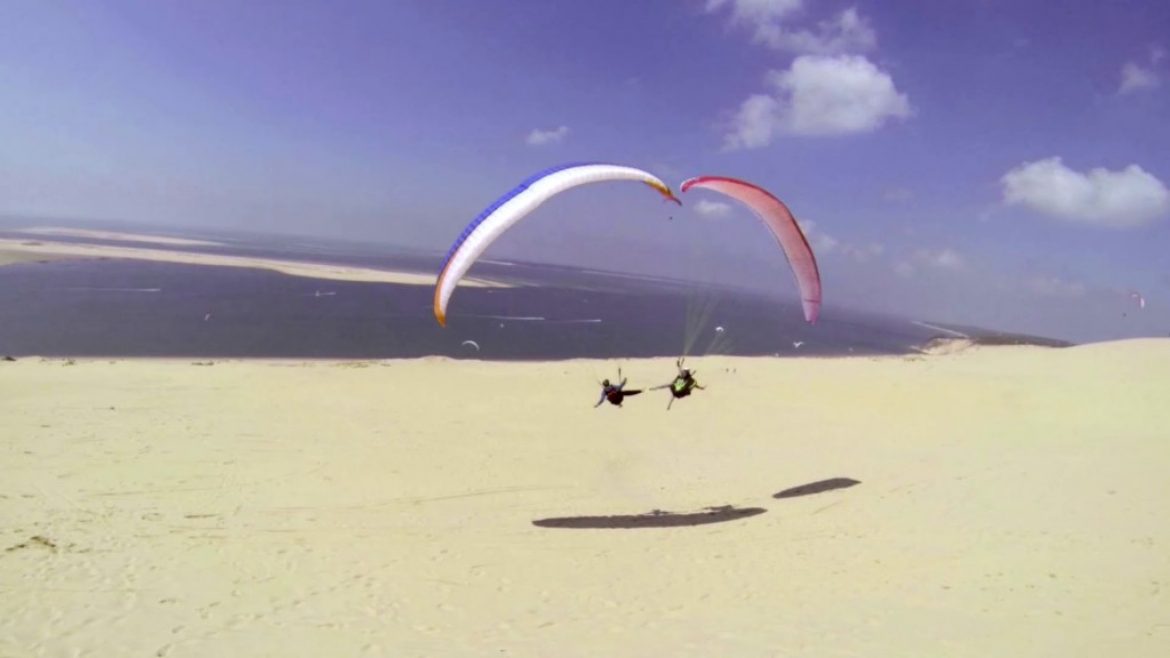 La dune du Pyla avec 10 grands parapentistes free-style!