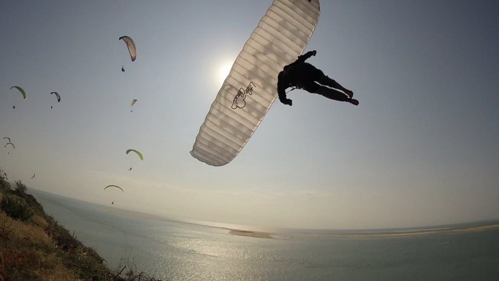 La dune du Pyla avec des jouets adaptés au vent fort