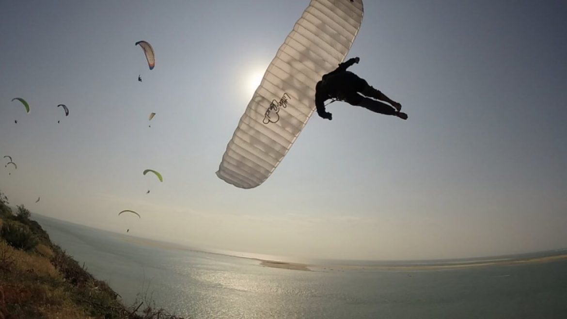 La dune du Pyla avec des jouets adaptés au vent fort
