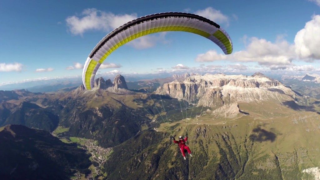 La nouvelle aile TRIPLE SEVEN Rook 2 sur fond de Dolomites