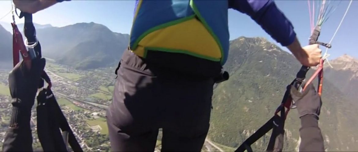 Largage d&rsquo;un base jumper d&rsquo;un biplace (Alpes)