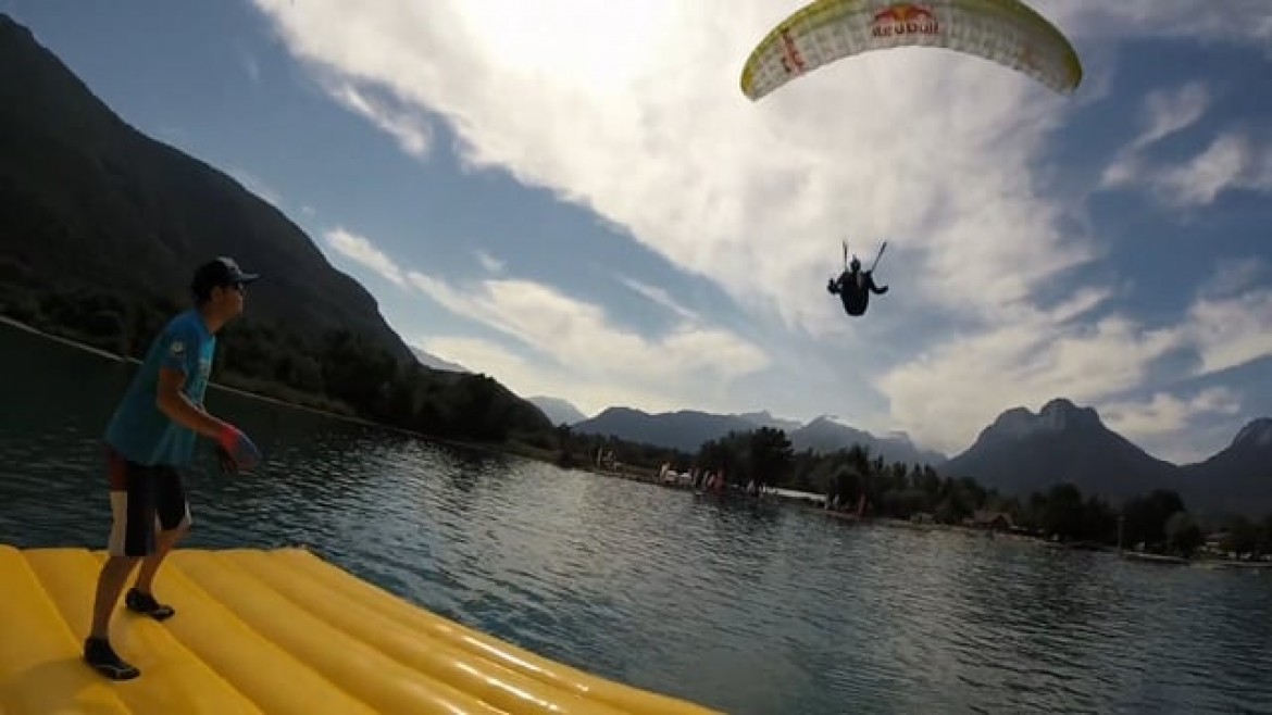 Le championnat du monde de parapente acrobatique, côté radeau