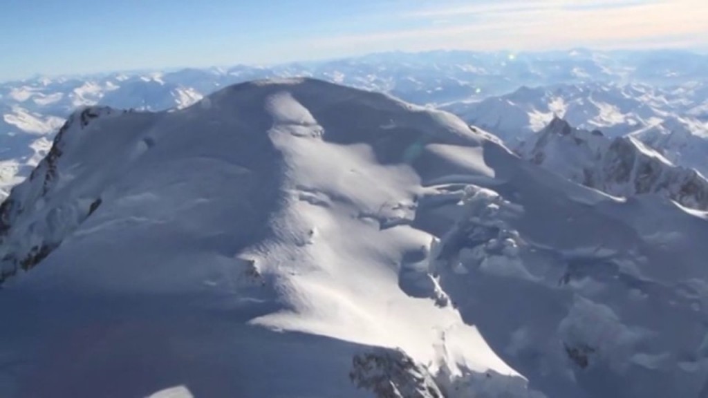 Le Mont Blanc en paramoteur, des images hivernales magiques