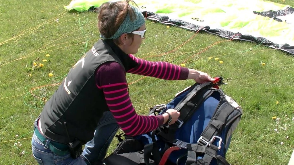 Le montage des élévateurs parapente sur la sellette